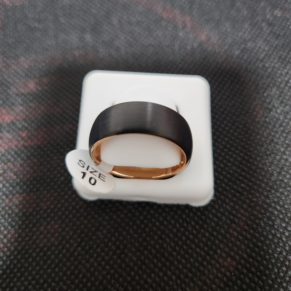 Stylish Black and Gold Ring Size 10